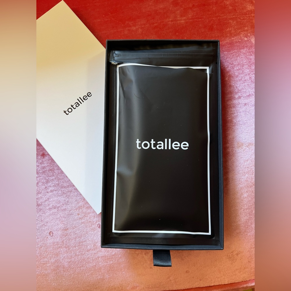 Totallee Black MagSafe iPhone 15 Case NWOT - Picture 4 of 10